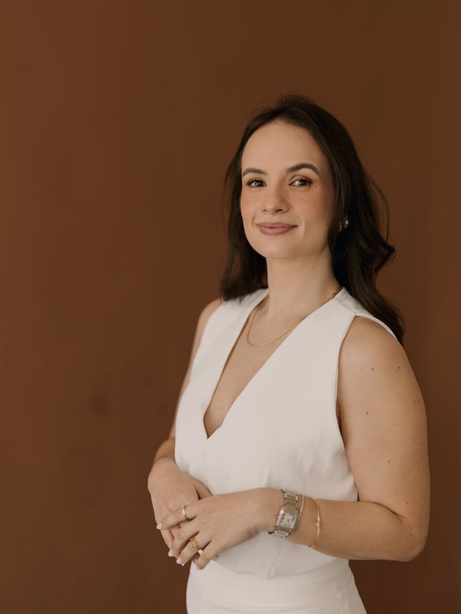 Beatriz Aires, nutricionista, de pé e sorrindo