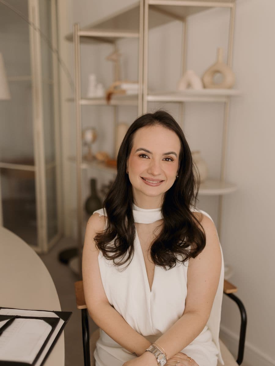 Beatriz Aires, nutricionista, sentada à mesa do consultório