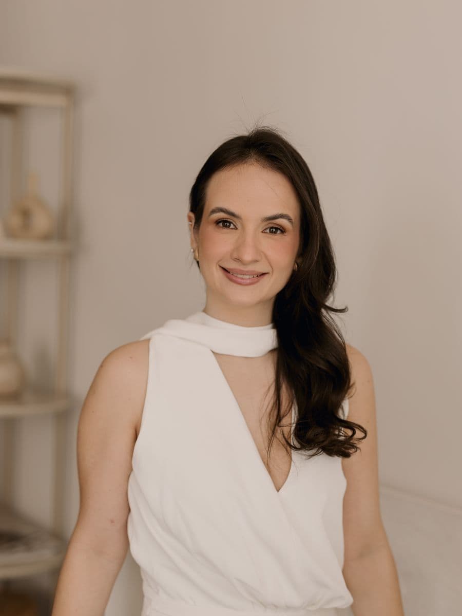 Beatriz Aires, nutricionista, sorrindo no consultório